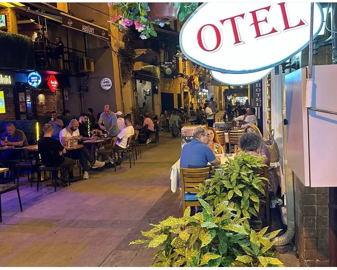 Evening view of the street outside Hotel Höyük