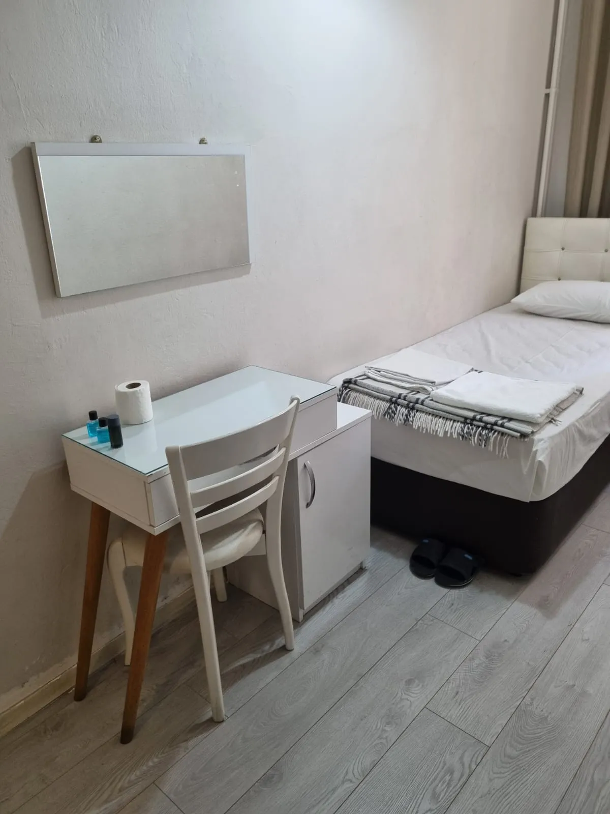 Single room (with private bathroom)